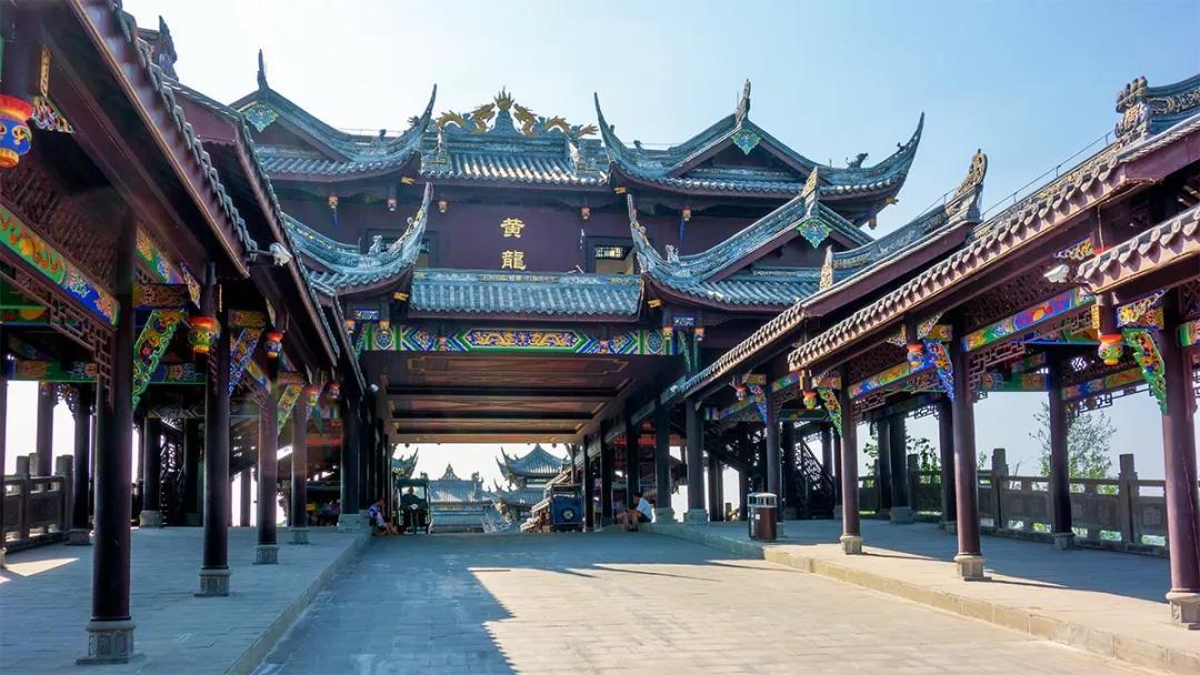 孙女开车1600公里赶回家，爷爷早早地等待在门口，喇叭声在诉说回家的喜悦